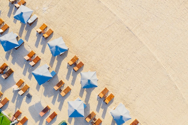 Vista aerea di lettini e ombrelloni vuoti sulla spiaggia di Nusa Dua a Bali Indonesia