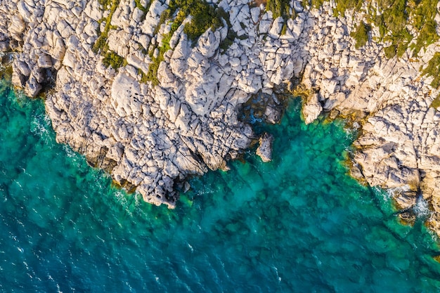 Vista aerea di limpide acque turchesi vicino a un'isola tropicale nelle vacanze caraibiche nei Caraibi