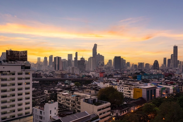 Vista aerea di moderni edifici per uffici nel centro di Bangkok con l'ora dell'alba, Bangkok, Thailandia