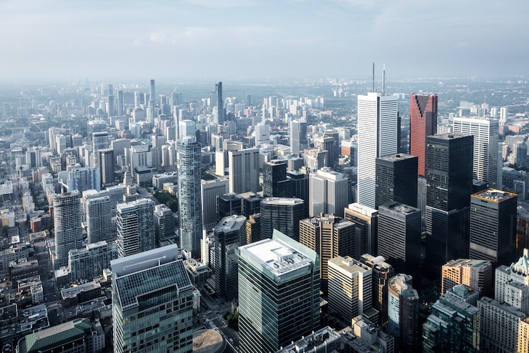 Vista aerea di moderni grattacieli ed edifici per uffici nel quartiere finanziario di Toronto, Ontario, Canada.