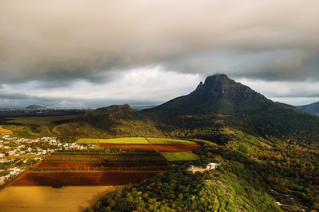 Vista aerea di montagne e campi nell'isola di Mauritius.