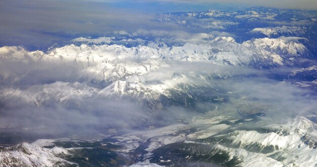 Vista aerea di montagne innevate contro il cielo