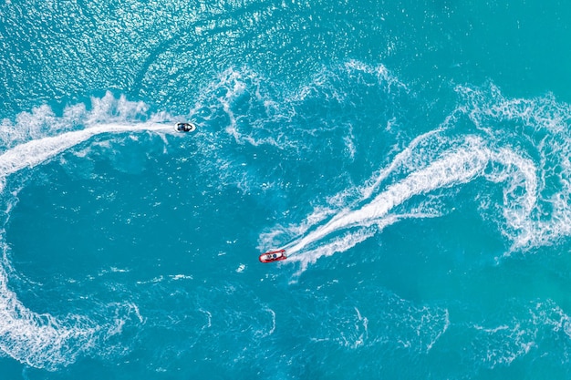 Vista aerea di moto d'acqua divertendosi nell'oceano tropicale Maldive isola sport all'aria aperta vacanze estive