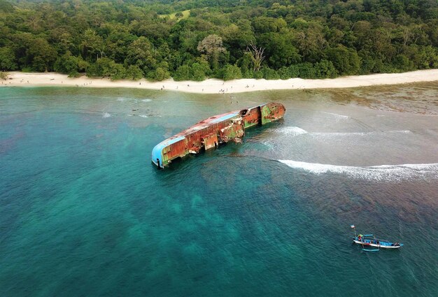 Vista aerea di naufragi oceanici sulla spiaggia per lo sfondo