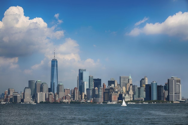 Vista aerea di New York City Manhattan da Liberty Island