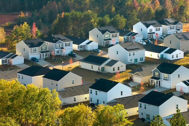 Vista aerea di nuove case familiari strettamente situate nell'area suburbana della Carolina del Sud Sviluppo immobiliare nelle periferie americane