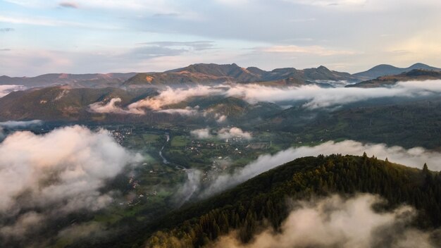 Vista aerea di nuvole sopra il paesaggio di montagna in Romania