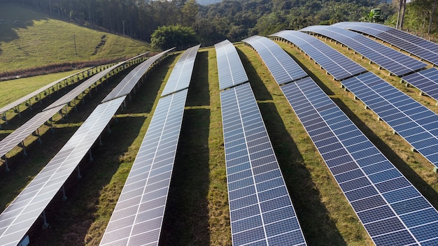 Vista aerea di pannelli solari in una fattoria ecologica. Ambiente natura innovazione elettrica.