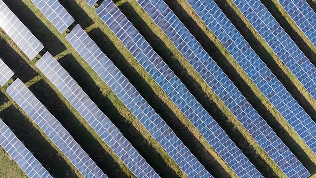 Vista aerea di pannelli solari in una fattoria ecologica. Ambiente natura innovazione elettrica.