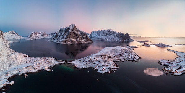 Vista aerea di panorama dell&#39;arcipelago scandinavo con catena montuosa sull&#39;oceano artico