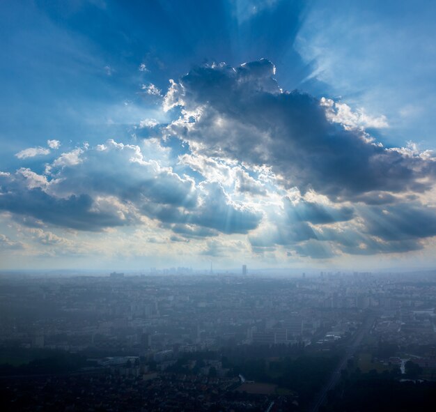 Vista aerea di Parigi il giorno nebbioso e la Torre Eiffel