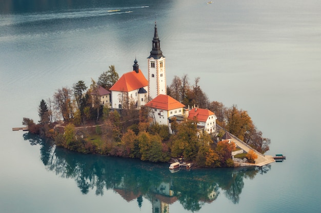 Vista aerea di piccola isola con una chiesa sul lago sanguinato, Slovenia