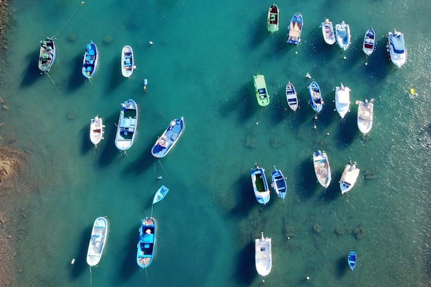 Vista aerea di piccole barche colorate da pesca a Tajao, Tenerife, Isole Canarie.