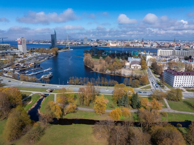 Vista aerea di Riga, Lettonia, bellissima giornata estiva sopra Riga con la città vecchia sullo sfondo