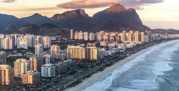 Vista aerea di Rio de Janeiro ripresa da un elicottero durante il tramonto