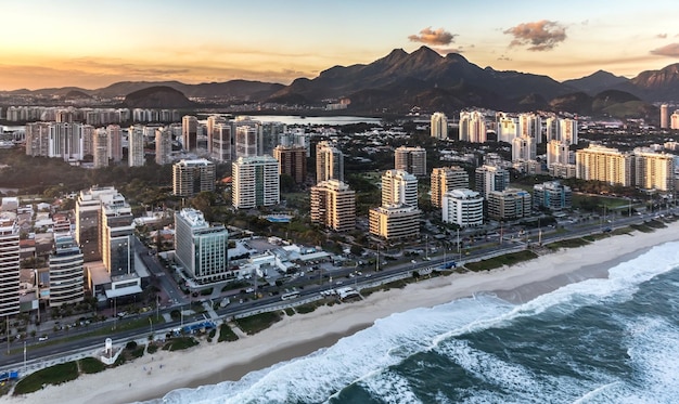 Vista aerea di Rio de Janeiro ripresa da un elicottero durante il tramonto