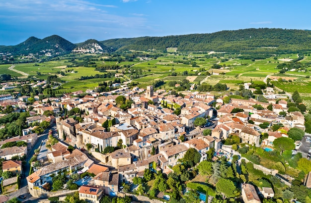 Vista aerea di Sablet, un villaggio provenzale fortificato in France