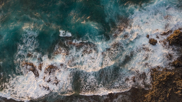 Vista aerea di scogliere e schiuma delle onde del mare. Oceano Atlantico alle Isole Canarie