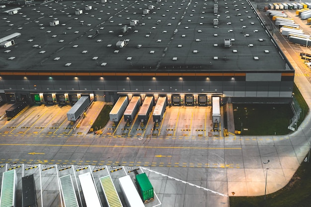 Vista aerea di semirimorchi con rimorchi parcheggiati vicino a magazzini logistici