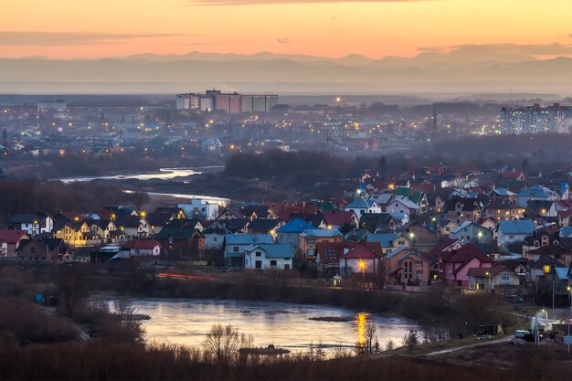 Vista aerea di sera città di Ivano Frankivsk