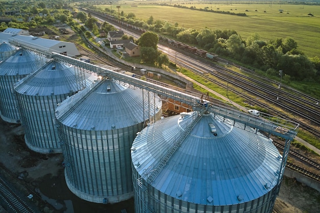 Vista aerea di silos ventilati industriali per lo stoccaggio a lungo termine di grano e semi oleosi Ascensore in metallo per l'essiccazione del grano in zona agricola