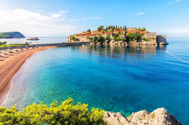 Vista aerea di Sveti Stefan dalla roccia, regione di Budva, Montenegro.