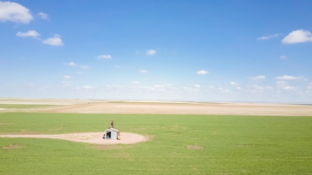 Vista aerea di terreni agricoli sulle pianure orientali in primavera.