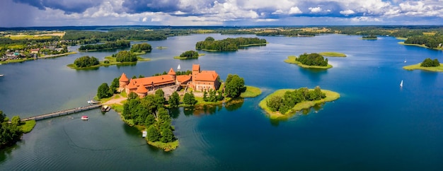 Vista aerea di Trakai, sopra il castello gotico medievale dell'isola nel lago Galve. Disposizione piatta del più bel punto di riferimento lituano. Castello dell'isola di Trakai, la destinazione turistica più popolare in Lituania