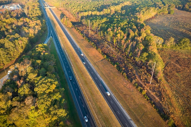 Vista aerea di un'autostrada americana trafficata con traffico in rapido movimento concetto di trasporto interstatale