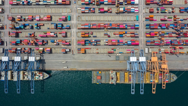 Vista aerea di un container di carico multicolore vicino al lago