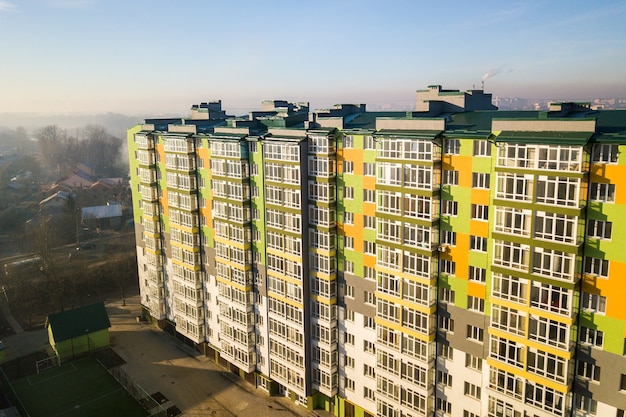 Vista aerea di un edificio di appartamenti residenziali alto con molte finestre e balconi.