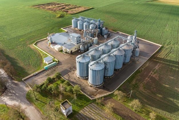 Vista aerea di un enorme complesso agroindustriale con silos e linea di essiccazione del grano