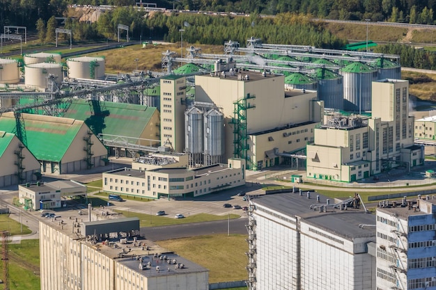 Vista aerea di un enorme complesso agroindustriale con silos e linea di essiccazione del grano