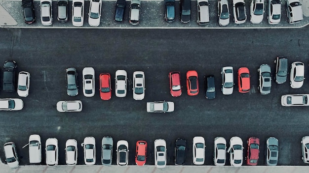 Vista aerea di un enorme parcheggio di stoccaggio con auto nuove