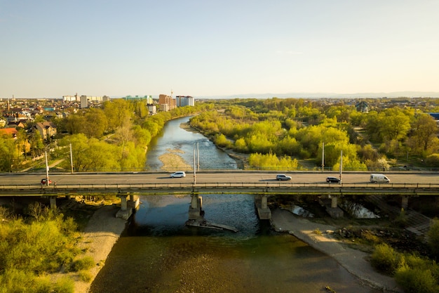 Vista aerea di un fiume e di un ponte