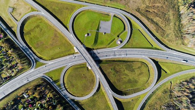 Vista aerea di un incrocio di autostrade Un incrocio stradale Fotografia aerea di un'autostrada che attraversa la foresta