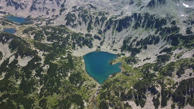 Vista aerea di un lago nelle montagne di Pirin con acqua limpida blu Bansko Bulgaria