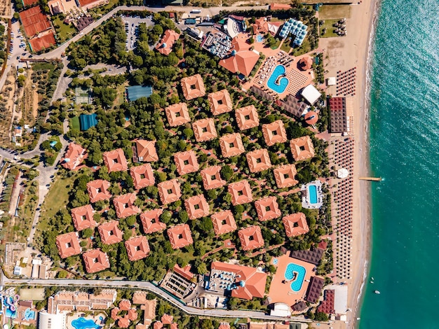 Vista aerea di un lussuoso hotel tropicale che mostra la grandiosità del complesso alberghiero e il paesaggio tropicale circostante