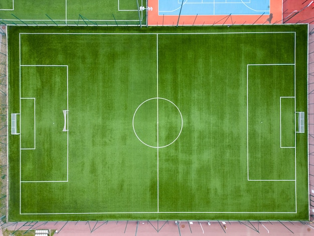 Vista aerea di un lussureggiante campo da calcio verde che appare ben tenuto e ideale per la competizione atletica