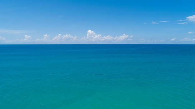 Vista aerea di un mare blu superficie acqua texture sfondo e cielo nuvole bianche Vista aerea drone volante onde struttura della superficie dell'acqua sul soleggiato oceano tropicale nell'isola di Phuket Thailandia