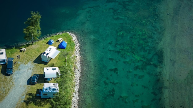 Vista aerea di un parcheggio per camper e campeggio