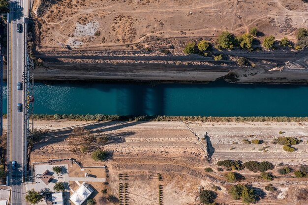 Vista aerea di un profondo e stretto canale di Corinto con acqua blu tagliata attraverso la roccia Korinthos Greece