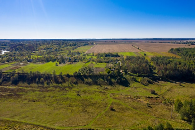 Vista aerea di un tipico villaggio in autunno