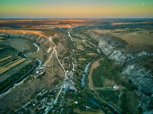 Vista aerea di un villaggio di Butuceni. Old Orhei è un complesso storico e archeologico nell'omonima riserva naturale e culturale della Repubblica di Moldova.