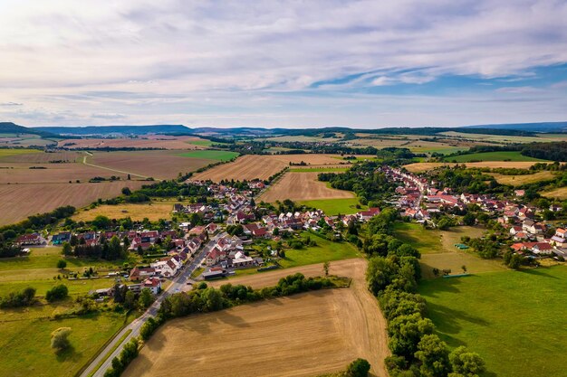 Vista aerea di un villaggio tedesco circondato da prati e foreste in Germania