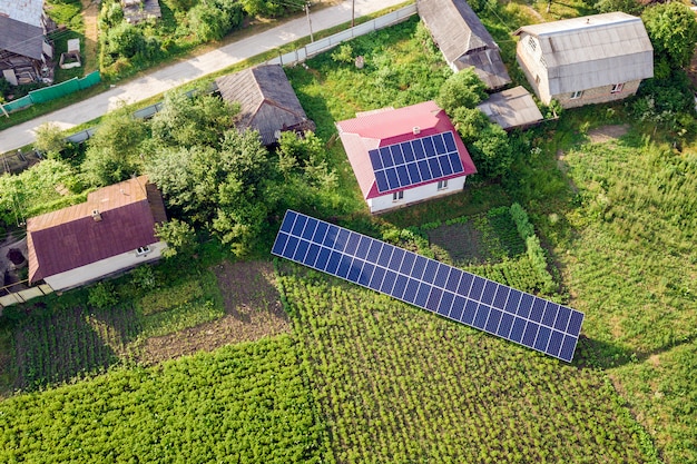 Vista aerea di una casa con i pannelli solari blu per energia pulita.