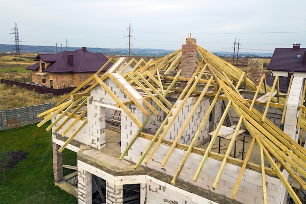 Vista aerea di una casa privata con pareti in mattoni di cemento cellulare e telaio in legno per il futuro tetto.