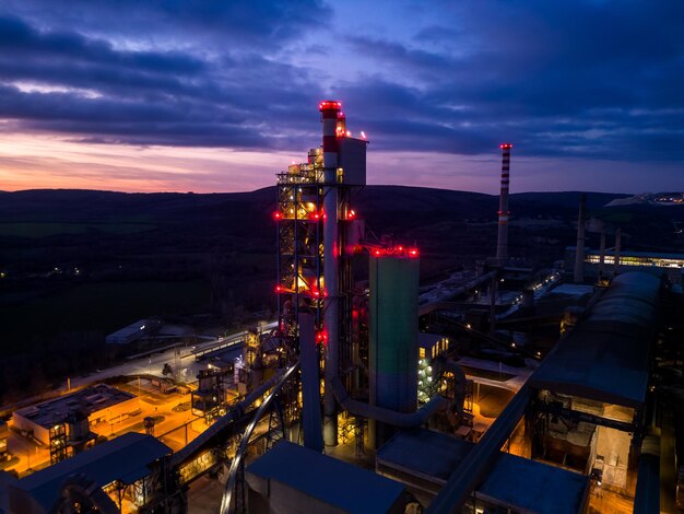 Vista aerea di una fabbrica di cemento nella zona industriale di notte