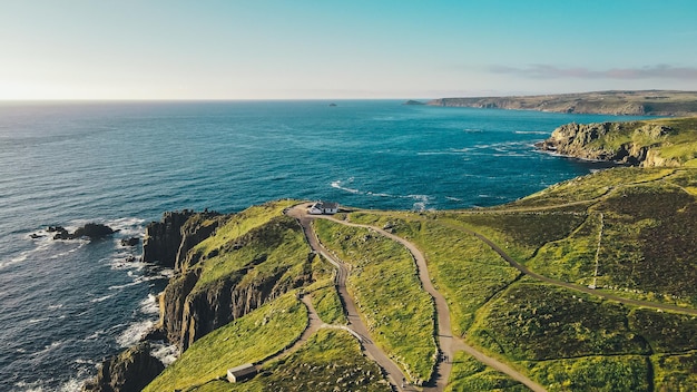 Vista aerea di una grande baia di mare con rocce