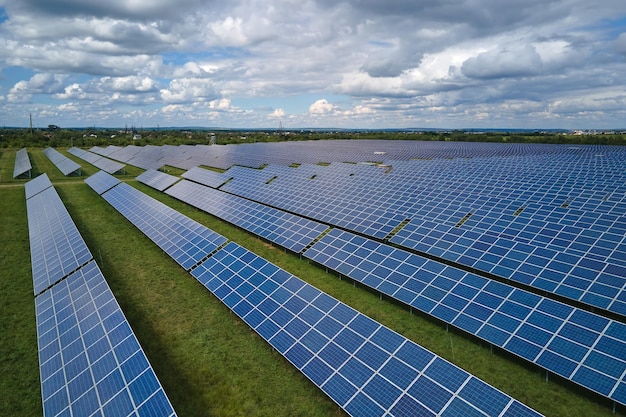 Vista aerea di una grande centrale elettrica sostenibile con file di pannelli fotovoltaici solari per la produzione di energia elettrica pulita Concepto di elettricità rinnovabile a emissioni zero